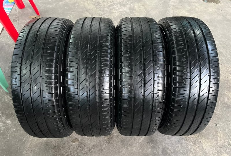 ล้อแม็ก 6รู139 Toyota ขอบ 15 พร้อมยาง 205-70-15 Michelin ปี 22 ใส่กับ รถตู้ Commuter 6รู139 ได้เลย