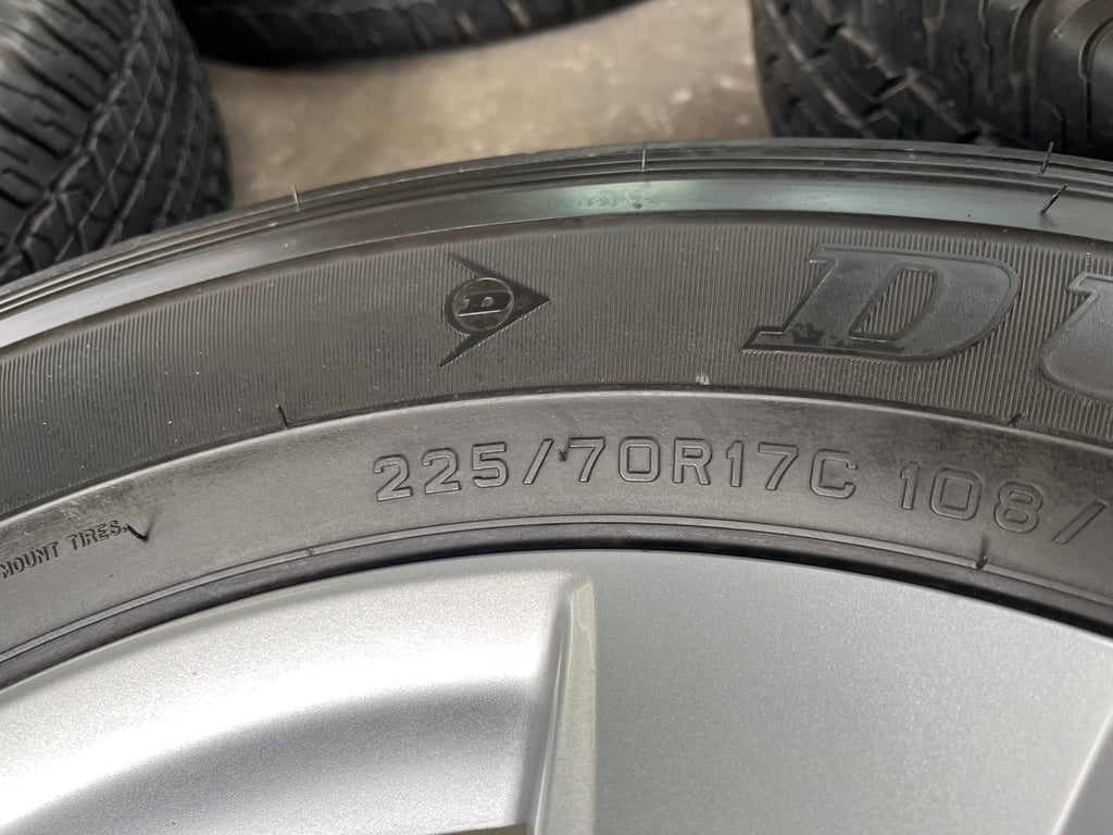 ล้อแม็ก 5รู114 Toyota ขอบ 17 พร้อมยาง 225-70-17 Dunlop ปี 21