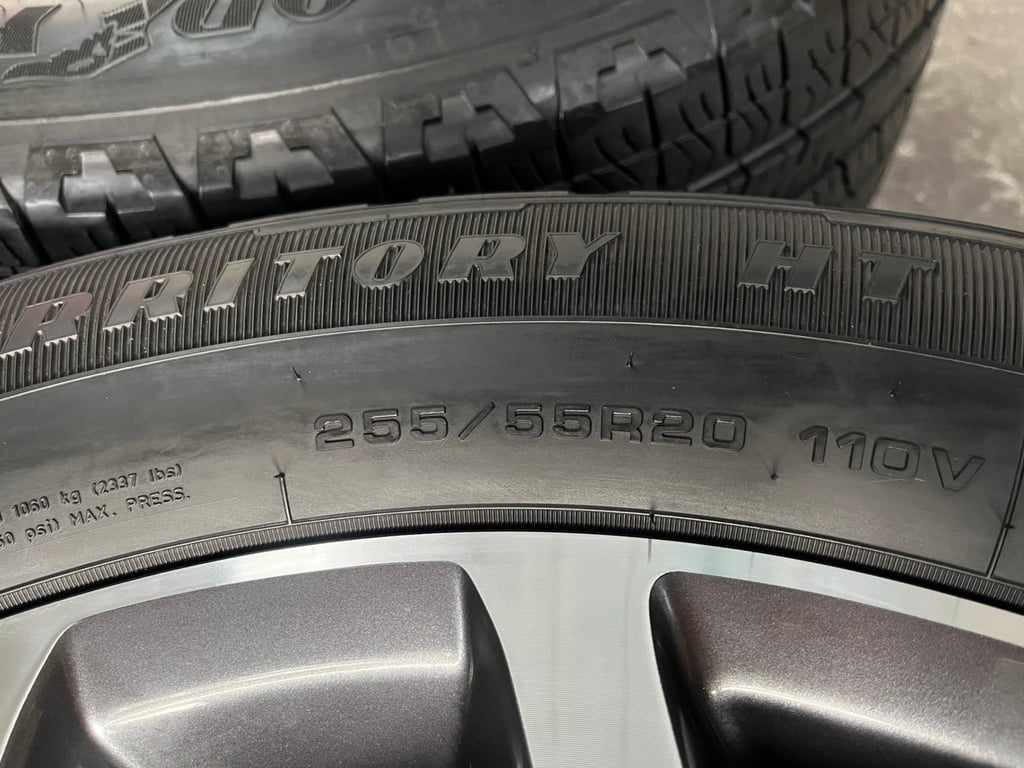 ล้อแม็ก Ford Everest Next-Gen ขอบ 20 เทาหน้าเงา พร้อมยาง 255-55-20 GoodYear ปลายปี 22 ล้อแม็ก Ford Everest Next-Gen ขอบ 20 เทาหน้าเงา พร้อมยาง 255-55-20 GoodYear ปลายปี 22