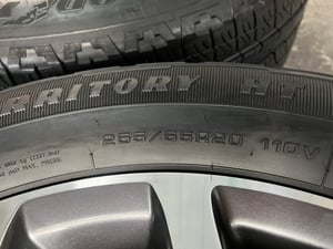 ล้อแม็ก Ford Everest Next-Gen ขอบ 20 เทาหน้าเงา พร้อมยาง 255-55-20 GoodYear ปลายปี 22
