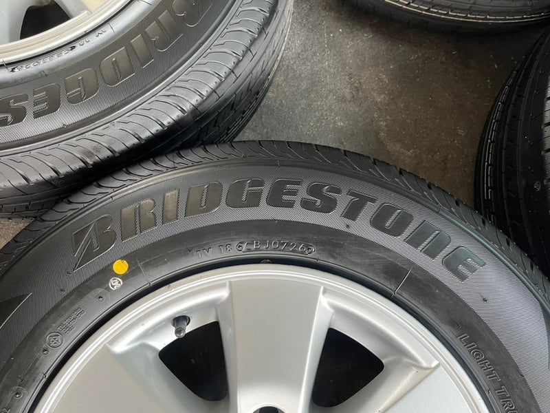 ล้อแม็ก 6รู139 Toyota ขอบ 15 พร้อมยางใหม่ 215-70-15 Bridgestone ปี 26