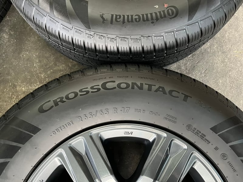 ล้อแม็ก Toyota Revo ขอบ 17 สีเทาดำ พร้อมยางป้ายแดง 265-65-17 Continental ปลายปี 25