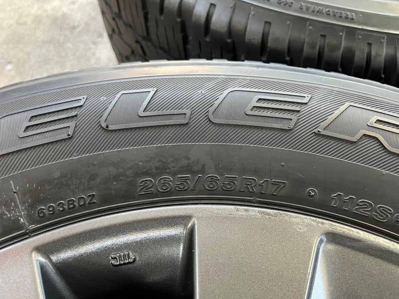 ล้อแม็กแถมยาง 6รู139 Toyota Revo ขอบ 17 สีเทากัน