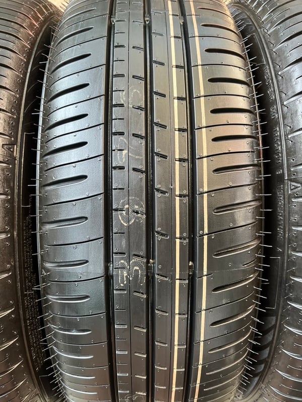 ยางใหม่ป้ายแดง 195-60-16 Dunlop ปี 26 ใหม่กริ๊บ ถอดจากโชว์รูม ยางใหม่ป้ายแดง 195-60-16 Dunlop ปี 26 ใหม่กริ๊บ ถอดจากโชว์รูม