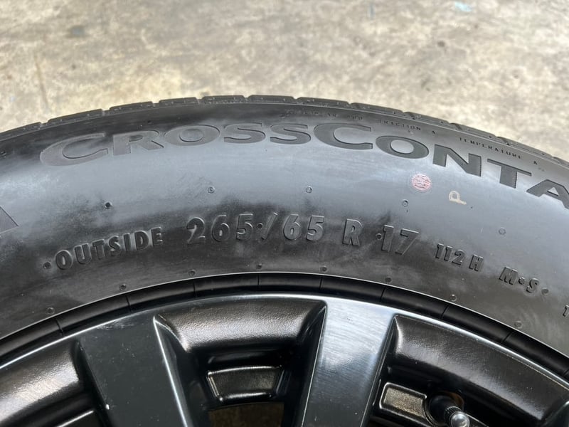 ล้อแม็ก Mitsu Pajero ก้านวาย ขอบ 17 สีดำ พร้อมยางป้ายแดง 265-65-17 Continental ปี 25