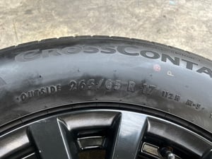 ล้อแม็ก Mitsu Pajero ก้านวาย ขอบ 17 สีดำ พร้อมยางป้ายแดง 265-65-17 Continental ปี 25