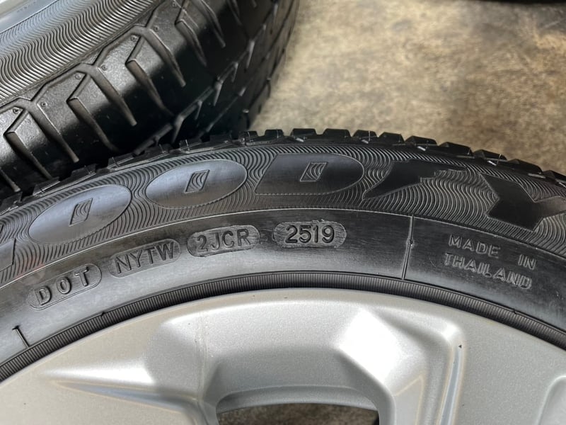 ล้อแม็กแถมยาง 4รู100 Honda Jazz รองท็อป ขอบ 15