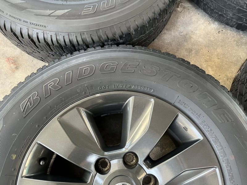 ล้อแม็กแถมยาง 6รู139 Toyota Revo ขอบ 17 สีเทากัน