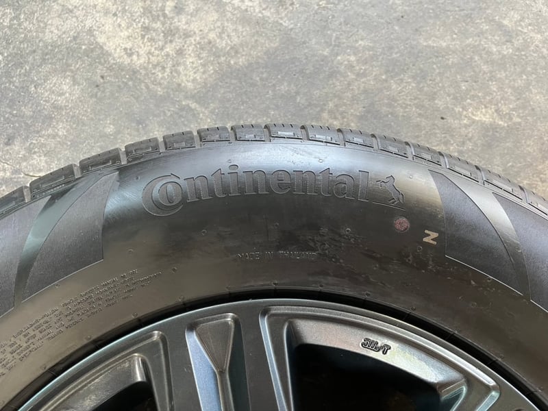 ล้อแม็ก Toyota Revo ขอบ 17 สีเทาดำ พร้อมยาง 265-65-17 Continental ปี 25 สภาพสวย