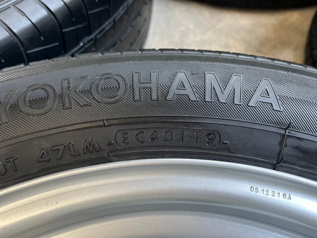 ล้อกระทะ 6รู139 Toyota ขอบ 17 สีบอร์น แถมยาง 215-55-17 Yokohama ปี 19