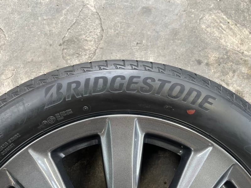 ล้อแม็ก Toyota Camry ขอบ 17 สีเทากัน พร้อมยาง 215-55-17 Bridgestone ปี 23