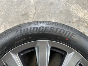 ล้อแม็ก Toyota Camry ขอบ 17 สีเทากัน พร้อมยาง 215-55-17 Bridgestone ปี 23