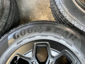 ล้อแม็กป้ายแดง Toyota TRAVO รุ่นใหม่ล่าสุด ขอบ 18 พร้อมยางใหม่ป้ายแดง 255-65-18 Goodyear ปี 25 ล้อแม็กป้ายแดง Toyota TRAVO รุ่นใหม่ล่าสุด ขอบ 18 พร้อมยางใหม่ป้ายแดง 255-65-18 Goodyear ปี 25