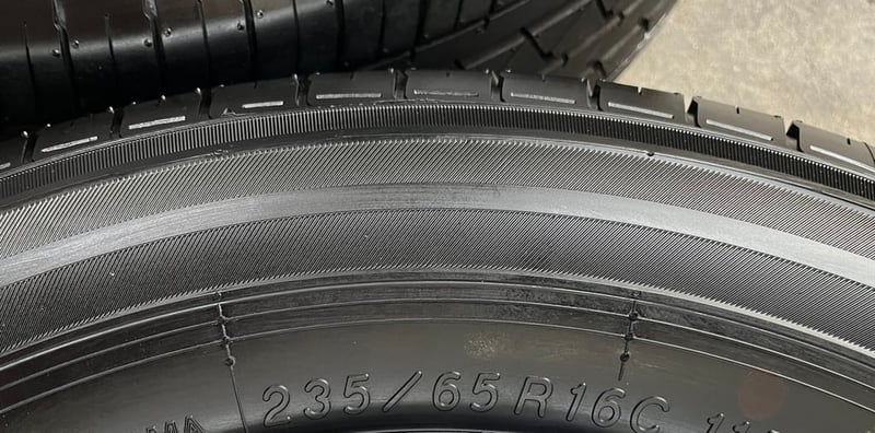 ยางป้ายแดง 235-65-16 Yokohama ปลายปี 25 สวยกริ๊บ ใส่กับ รถตู้ ,รถกระบะตัวเตี้ย ได้เลย ยางป้ายแดง 235-65-16 Yokohama ปลายปี 25 สวยกริ๊บ ใส่กับ รถตู้ ,รถกระบะตัวเตี้ย ได้เลย