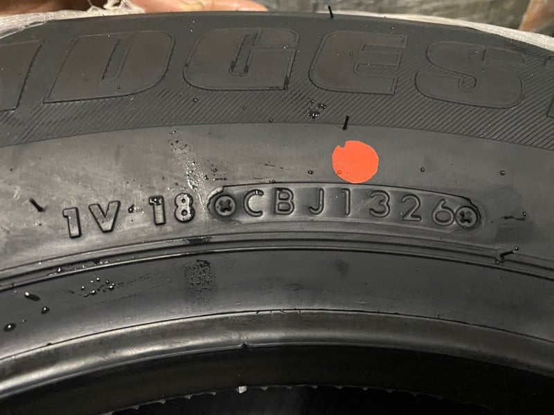 ยางใหม่ 215-70-15 Bridgestone ปี 26 ใหม่กริ๊บ ใส่กับ รถตู้, รถกระบะตัวเตี้ย ได้เลย ยางใหม่ 215-70-15 Bridgestone ปี 26 ใหม่กริ๊บ ใส่กับ รถตู้, รถกระบะตัวเตี้ย ได้เลย