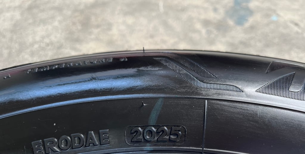 ยางน้องๆป้ายแดง 215-60-17 Bridgestone ปี 25 สวยกริ๊บ ยางน้องๆป้ายแดง 215-60-17 Bridgestone ปี 25 สวยกริ๊บ
