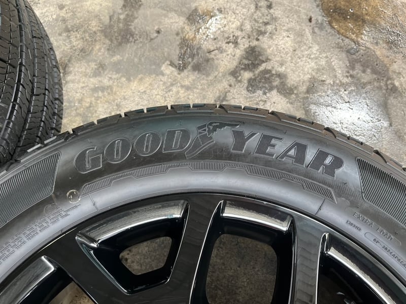 ล้อแม็กป้ายแดง Ford Everest Next-Gen Sport ขอบ 20 สีดำ พร้อมยางป้ายแดง 255-55-20 GoodYear ปี 25