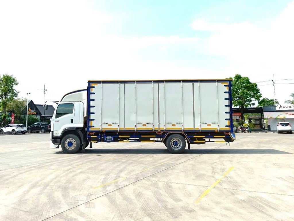 ISUZU FTR 240แรงม้า รถบรรทุก 6ล้อ ตู้แห้ง ปี2023
