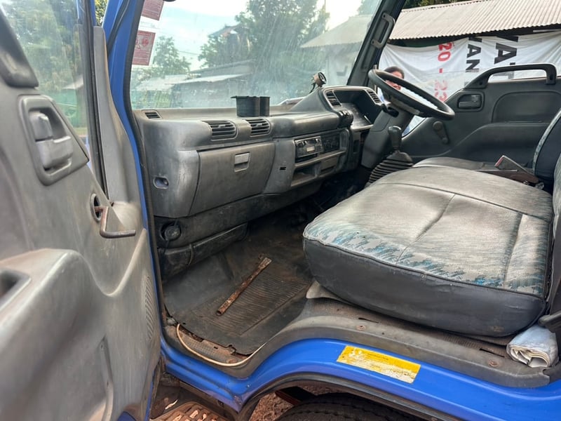 ISUZU NKR รถบรรทุก 6ล้อ กระบะคอกสูง ปี2002 เลขไมล์น้อยกว่า 500,000 กม.