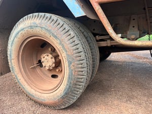 ISUZU NKR รถบรรทุก 6ล้อ กระบะคอกสูง ปี2002 เลขไมล์น้อยกว่า 500,000 กม.