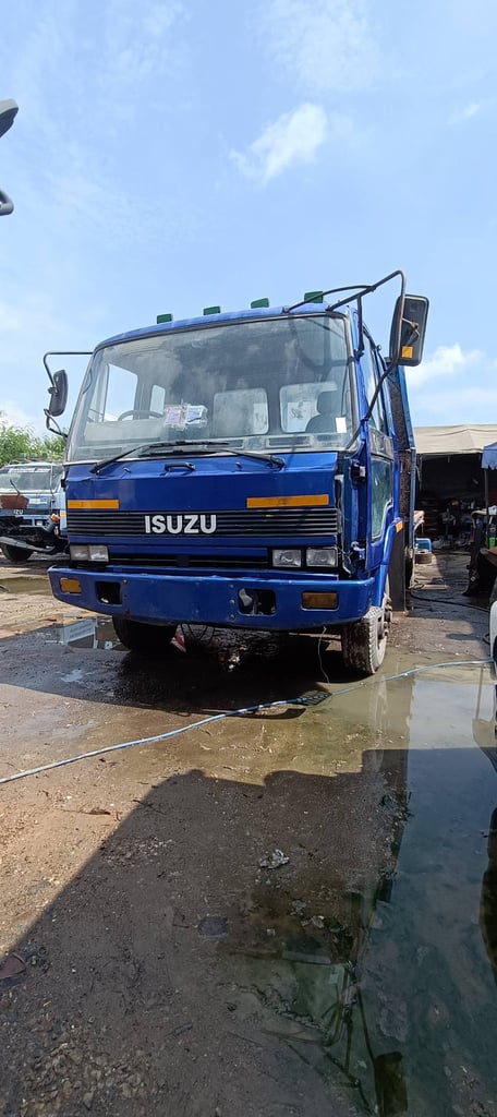 ขายรถ 6 ล้อพื้นเรียบ isuzu 175 ขายรถ 6 ล้อพื้นเรียบ isuzu 175