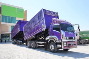 ฟรียางใหม่ 2 เส้น ฟรีเก็บช่วงล่าง เก็บงานสวยเฉพาะจุด  สิบล้อดั้มพ์ ISUZU FXZ 360 แรง ปี 2554 +  หางดั้มพ์ สามเพลา อู่ส.สมบัติ ปี 2555(9033,0857)