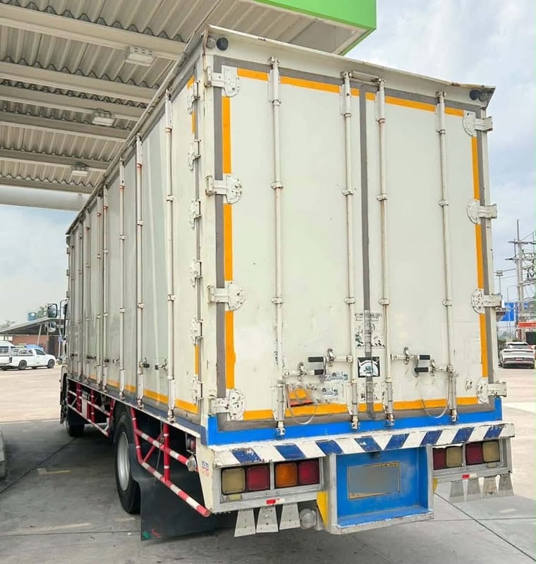 🚚รถเข้าใหม่หกล้อตู้สิบบาน  Isuzu FTR 240 แรงม้า ปี57 (9785)