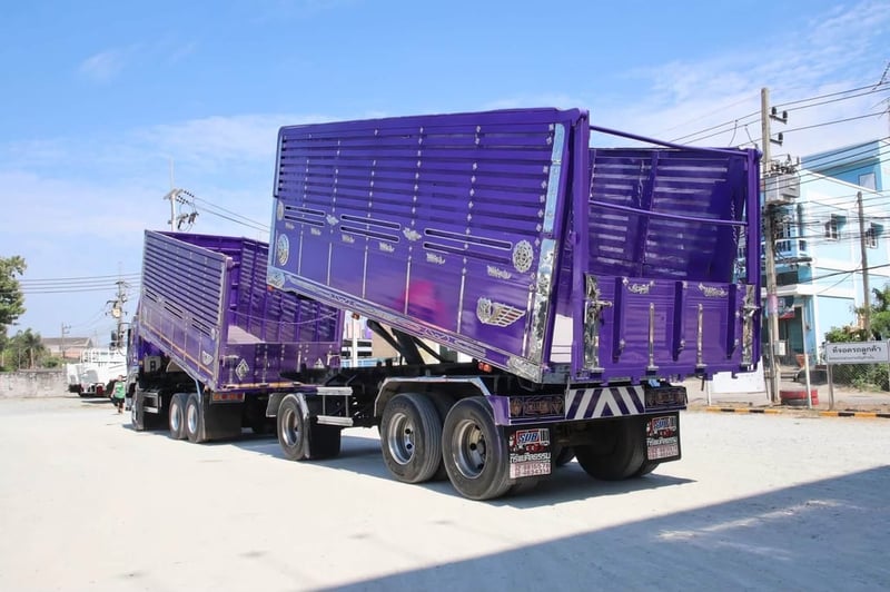 ฟรียางใหม่ 2 เส้น ฟรีเก็บช่วงล่าง เก็บงานสวยเฉพาะจุด  สิบล้อดั้มพ์ ISUZU FXZ 360 แรง ปี 2554 +  หางดั้มพ์ สามเพลา อู่ส.สมบัติ ปี 2555(9033,0857)