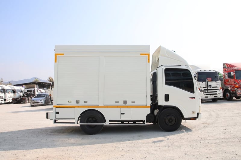 ISUZU NMR 130แรงม้า รถบรรทุก 6ล้อ ตู้แห้ง ปี2015