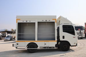 ISUZU NMR 130แรงม้า รถบรรทุก 6ล้อ ตู้แห้ง ปี2015