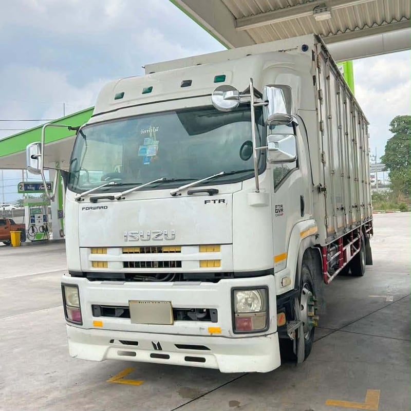 🚚รถเข้าใหม่หกล้อตู้สิบบาน  Isuzu FTR 240 แรงม้า ปี57 (9785)