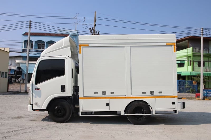 ISUZU NMR 130แรงม้า รถบรรทุก 6ล้อ ตู้แห้ง ปี2015