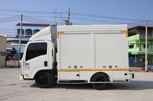 ISUZU NMR 130แรงม้า รถบรรทุก 6ล้อ ตู้แห้ง ปี2015