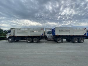 สิบล้อดั้มพ์ HINO FM1A 344 แรง ปี 2553+ หางดั้มพ์ สามเพลา อู่สามมิตร ปี 2555 (9321,9322) สิบล้อดั้มพ์ HINO FM1A 344 แรง ปี 2553+ หางดั้มพ์ สามเพลา อู่สามมิตร ปี 2555 (9321,9322)