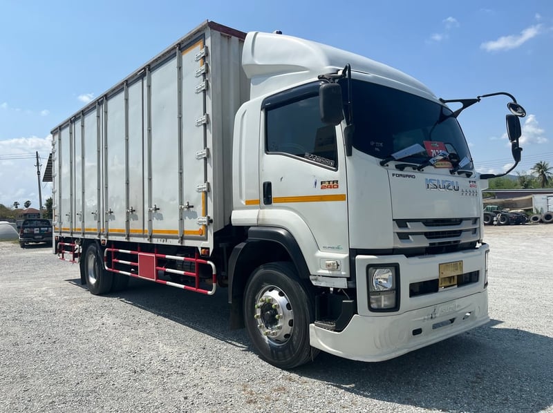 หกล้อตู้สิบบาน ISUZU FTR 240 แรง ปี 2565 (2375)