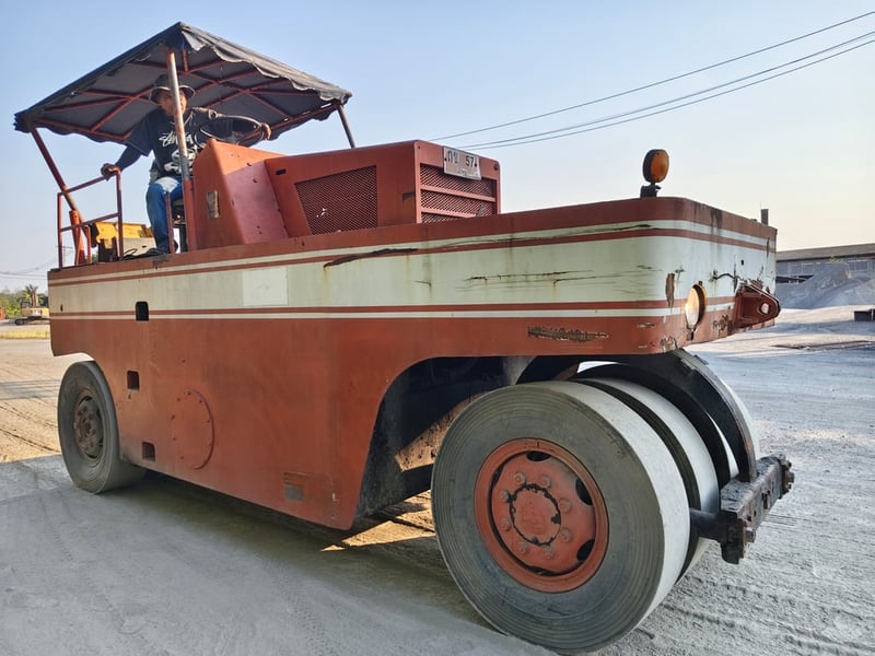 ขายด่วน รถบด9ล้อยาง Sakai พวงมาลัยสั้น เครื่องอีซูซุ ยางดีทุกเส้น ทะเบียนพร้อมโอน ใช้งานได้ปกติ ราคาถูกมากๆ