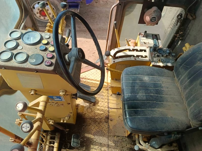 ขอยกประโยชน์ให้นักปั้นค่ะ รถเกรดKomatsu GD705-4 สภาพบอดี้โดยรวมสวยแห้งเดิมๆ เอวอ่อน ใบมีด14ฟุต ราคาเบาๆ