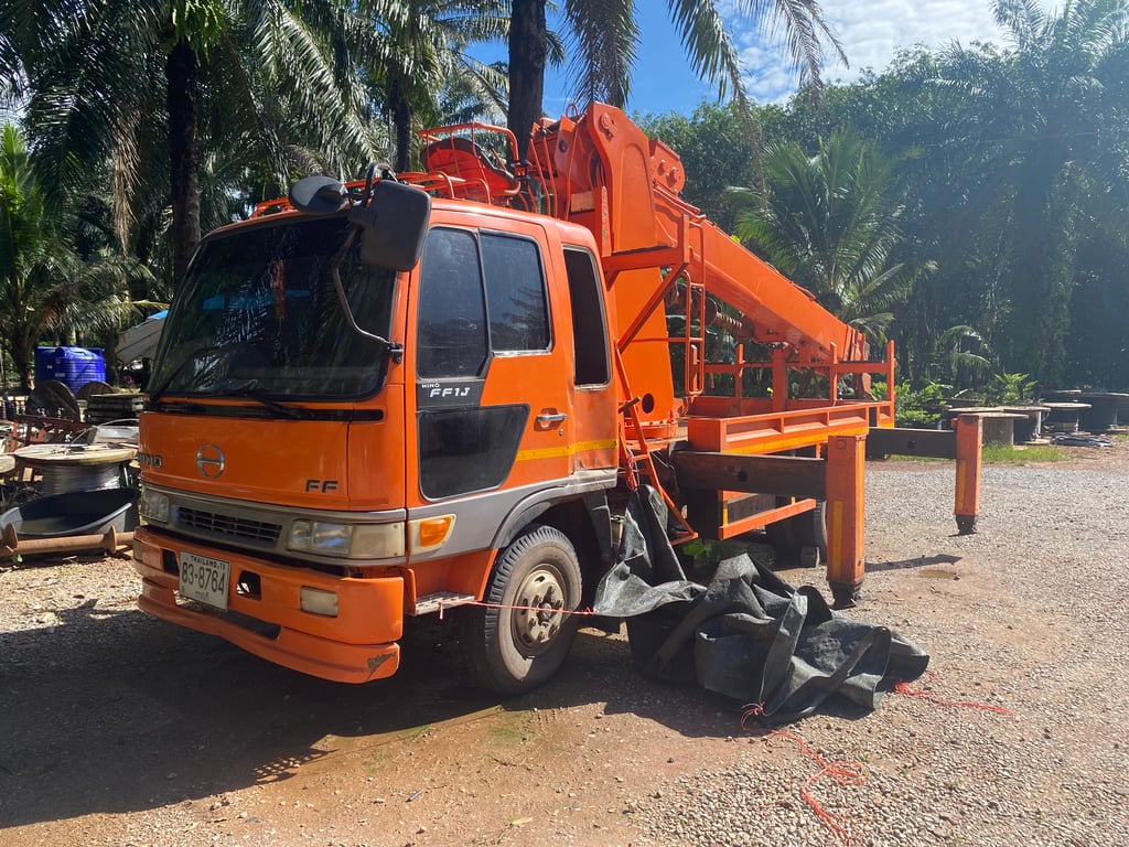 HINO FD2JLB 210 แรงม้า รถบรรทุก 6 ล้อ ปี2011 (ขายเฉพาะ หัวแชสซีส  แท่นเจาะเสาไฟฟ้าไม่ขาย) เลขไมล์ 273,846 กม. HINO FD2JLB 210 แรงม้า รถบรรทุก 6 ล้อ ปี2011 (ขายเฉพาะ หัวแชสซีส  แท่นเจาะเสาไฟฟ้าไม่ขาย) เลขไมล์ 273,846 กม.