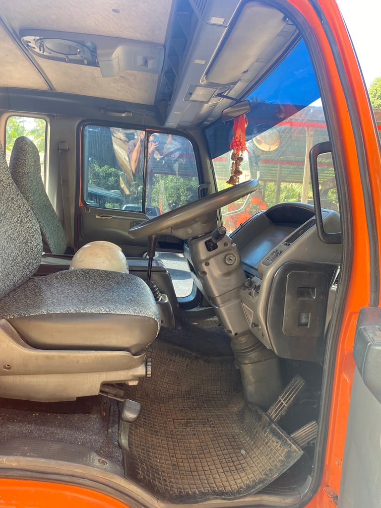 HINO FD2JLB 210 แรงม้า รถบรรทุก 6 ล้อ ปี2011 (ขายเฉพาะ หัวแชสซีส  แท่นเจาะเสาไฟฟ้าไม่ขาย) เลขไมล์ 273,846 กม. HINO FD2JLB 210 แรงม้า รถบรรทุก 6 ล้อ ปี2011 (ขายเฉพาะ หัวแชสซีส  แท่นเจาะเสาไฟฟ้าไม่ขาย) เลขไมล์ 273,846 กม.