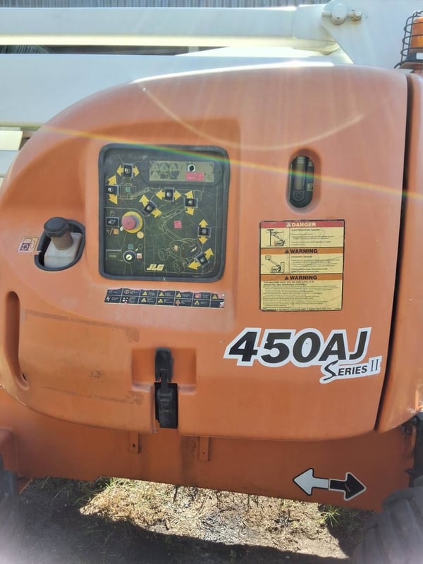 ขายรถกระเช้าบูม JLG รุ่น 450AJ ความสูง 13.4 เมตร เครื่องยนต์ดอยซ์ 3 สูบ สภาพรถพร้อมใช้งาน 