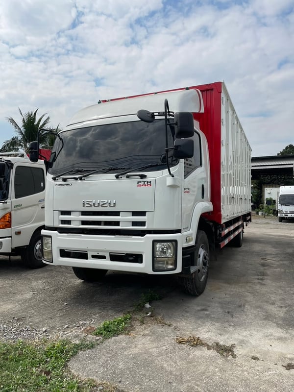 6 ล้อ FTR240 ปี 60 ตู้ทึบ 10 บาน  