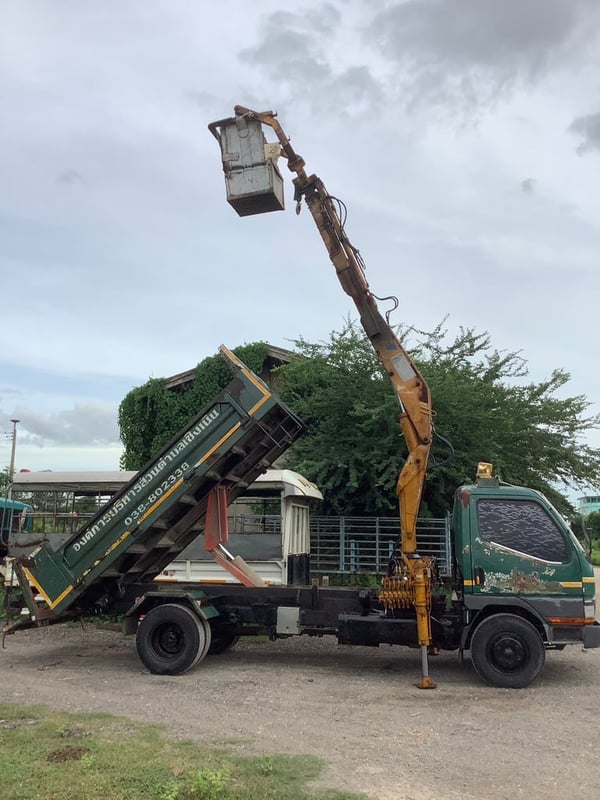 มิตซู 6 ล้อดั้ม 130 แรง กระเช้า ยูโร2 ปี 45  ราคา 290,000 บาทบาท 