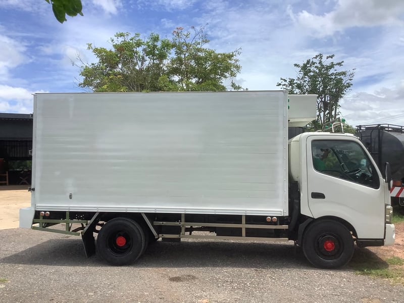 Hino 6 ล้อ ยูโร3 (ตู้เย็นติดลบ) ปี57 ตู้ ยาว 4.5ม. , สูง 2 ม. , กว้าง 2 ม.