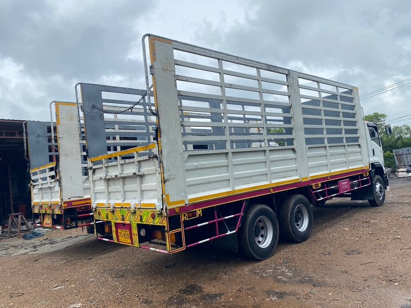Isuzu FVM 240 เเรง  เพลาเดียว 7.8เมตรปี 61 ราคา 1,300,000 บาท 