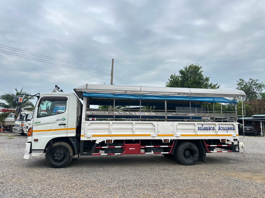 Hino mega 500 ปี57 รถสองแถว กระบะยาว 5.60เมตร Hino mega 500 ปี57 รถสองแถว กระบะยาว 5.60เมตร