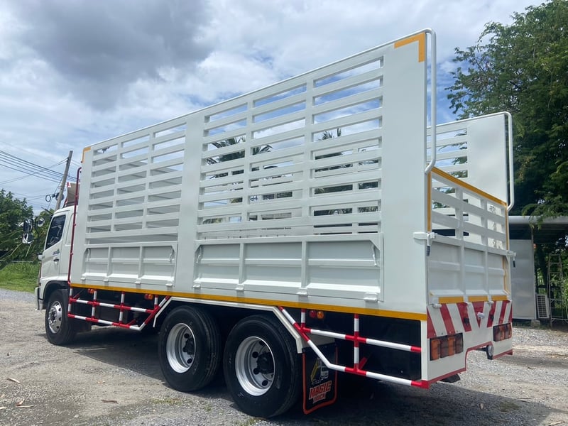 Hino FM8J 10ล้อ 2 เพลา กระบะคอกสูง (มีชุดปากลำโพงท้าย) 