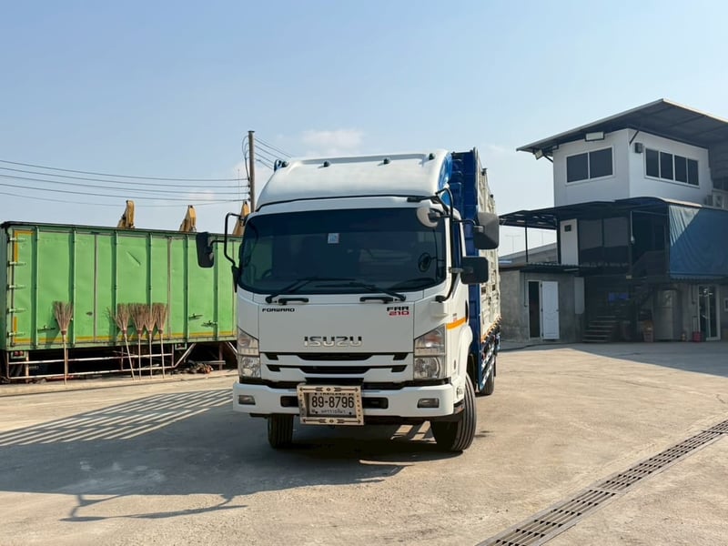 6 ล้อ FRR210 คอกเปิดข้าง ปี 64 กระบะยาว5.6ม. 