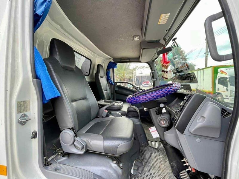 ISUZU NPR150 ปี62 ตู้3บาน ยาว4.20เมตร 