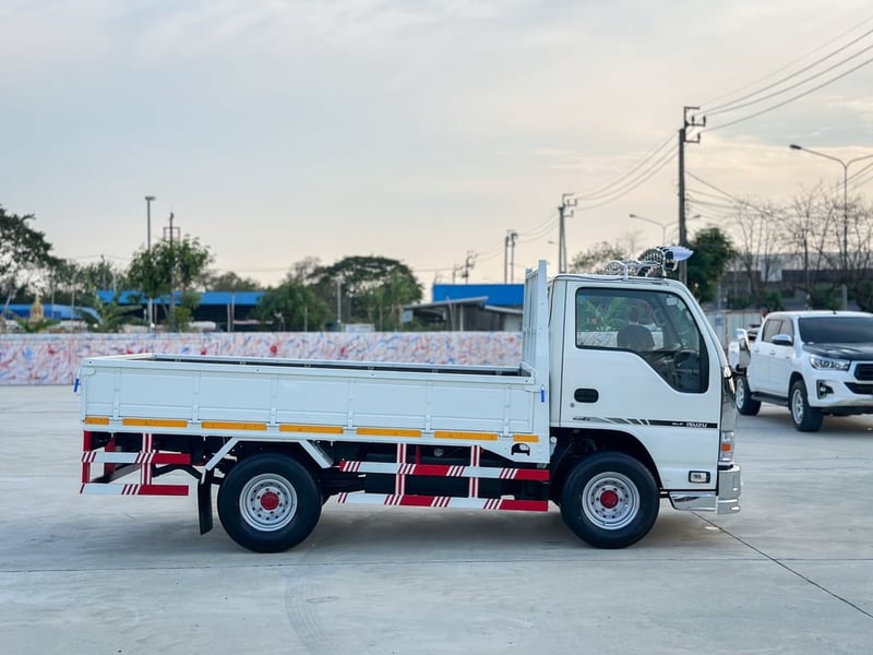  ISUZU NKR หัวการ์ตูน กระบะคาร์โก้เปิดได้ 3 ด้าน เครื่อง 120 แรง