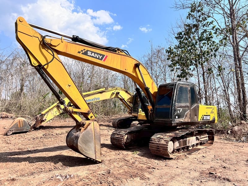 ขายแพ็คคู่  2 คัน  ราคา  700,000 1. KOMATSU PC 200-8 MO กล้องหลัง 2. KOBELCO SK200-3 เอกสารใบอินวอย